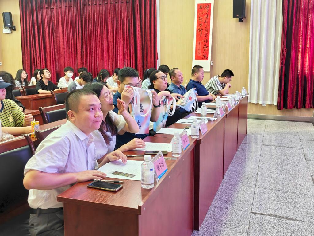 评委老师进行提问和点评